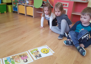 Dzieci dopasowują buzie do ilustracji.